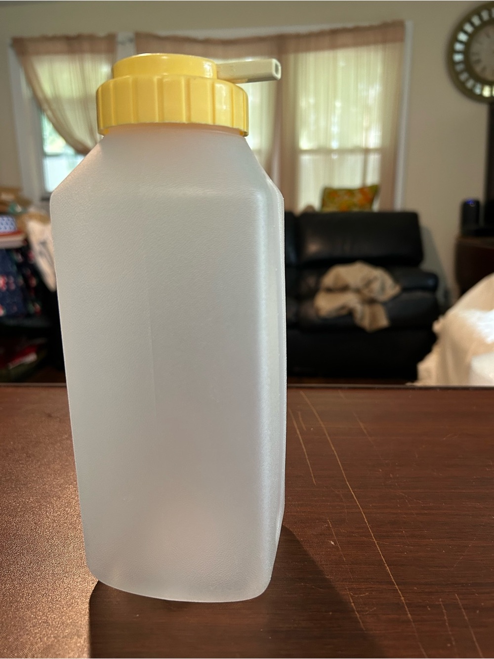 Vintage Rubbermaid 1 quart drink jug with built-in straw and a yellow lid